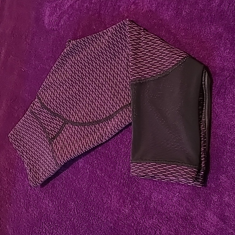 Lululemon Atletic Crop Leggings, Size 4, Color Purple & Black ⚫️ 💜 😍 ♥️